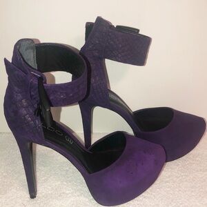 Aldo suede large buckle heel